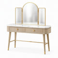 Coiffeuse en bois clair avec miroir triptyque, plateau blanc effet marbre, 2 tiroirs et détails dorés, 120 × 45 × 145 cm